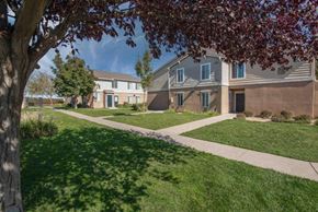 Mendota apartment for rent - Lozano Vista Apartments walkway