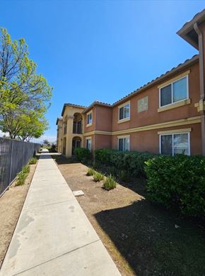 Pixley apartment for rent - Mirage Vista walkway