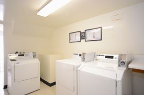 Sherman Oaks apartment for rent - 13558 Moorpark Apartments laundry facilities