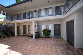Sherman Oaks apartment for rent - 13558 Moorpark Apartments courtyard
