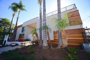 Sherman Oaks apartment for rent - 13558 Moorpark Apartments exterior building palm trees
