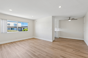 Ventura townhouse for rent - A spacious room with wooden flooring and a ceiling fan.