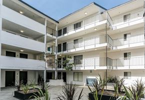 Santa Ana apartment for rent - Park Tower courtyard