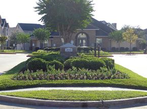 Houston apartment for rent - Park at Kirkstall Apartments yard and exterior building