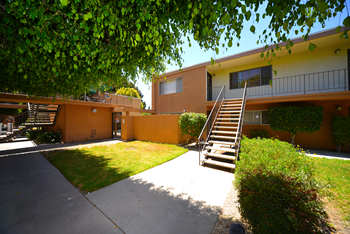 Ponderosa apartments exterior pathway and staircase