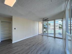 Honolulu apartment for rent - Punahou Heights Living Room with Balcony