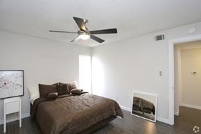 Austin apartment for rent - Soco at Alpine bedroom with decor
