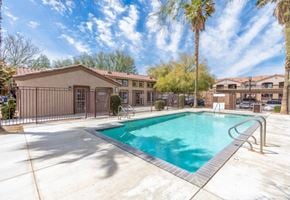 Palmdale apartment for rent - Twin Palm building swimming pool