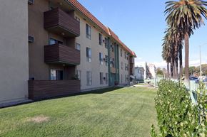 Los Angeles apartment for rent - Ellendale Arms grass lawn