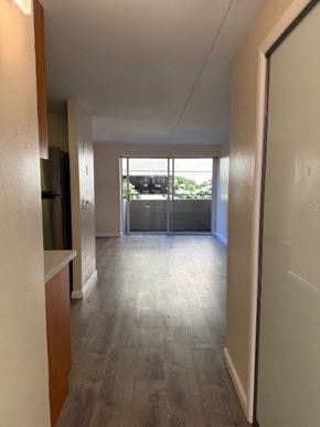 Honolulu apartment for rent - Napili Towers entryway hallway with a white door on the right.