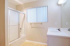 Santa Monica apartment for rent - 1422 on 6th bathroom