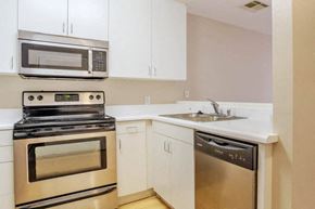 Santa Monica apartment for rent - 1422 on 6th kitchen with appliances