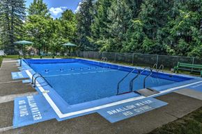 White Oak apartment for rent - The outdoor swimming pool and lounge area at White Oak Farms.