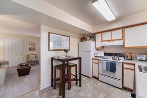 Richmond apartment for rent - Kitchen with seating and ample light