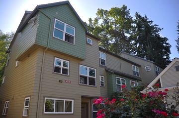 Bellevue apartment for rent - A building with a green roof and a sign that says 40419.