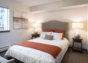 Lynnwood apartment for rent - a bedroom with a bed and two lamps and a window