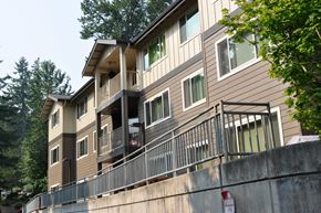 Issaquah apartment for rent - A multi-story building with a balcony and a no parking sign.