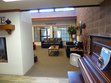 Kennewick apartment for rent - a living room with couches and tables and a fireplace