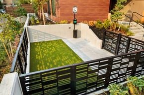 Seattle townhouse for rent - a small grassy area on the side of a building