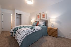 Seattle apartment for rent - a bedroom with a bed and two lamps and a closet