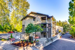Issaquah apartment for rent - A sunny day at the Ross Park Apartments with a clear blue sky.
