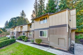 Issaquah apartment for rent - A row of houses with a green lawn in front.