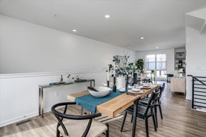 Novi apartment for rent - a dining room with a wooden table and chairs