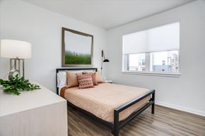 Novi apartment for rent - a bedroom with a bed and a window