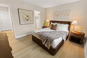 Battle Creek apartment for rent - A bedroom with a large bed and two lamps.