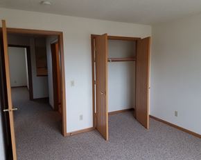 Marshall townhouse for rent - an empty bedroom with three doors and a closet