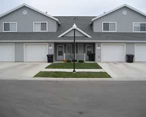 Marshall townhouse for rent - a house with a street light in front of a driveway