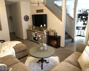 Montevideo townhouse for rent - a living room with a tv and couches