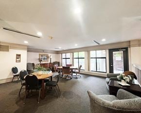 Hastings apartment for rent - A dining room with a table and chairs.