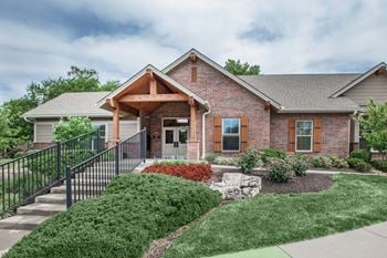 Leasing office & clubhouse view