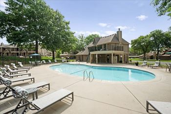 Shimmering swimming pool with wi-fi