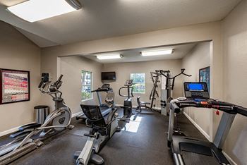 24-Hr fitness center w/ wifi