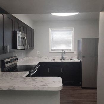 Full kitchen w/ breakfast bar