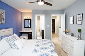 Durham apartment for rent - Large bedroom with vanity area
