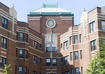Designed by mihran mesrobian in an elaborate art deco style, blending byzantine, romanesque, and moorish designs elements.