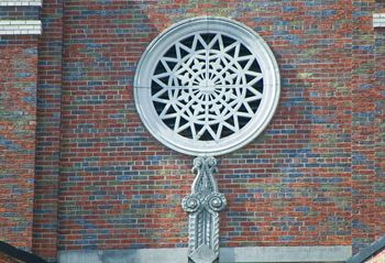 Designed by mihran mesrobian in an elaborate art deco style, blending byzantine, romanesque, and moorish designs elements.