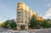 Washington apartment for rent - a tall building on the corner of a city street