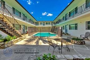 Hawthorne apartment for rent - a courtyard with a pool and a table and chairs