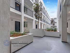 Los Angeles apartment for rent - A courtyard of a building with the words