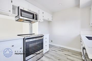 Redondo Beach apartment for rent - A kitchen with a stainless steel oven and microwave above it.