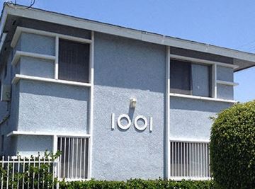 Wilmington apartment for rent - A blue building with the word "loai" on it.