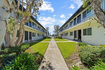 Hawthorne apartment for rent - a courtyard between two units of a building with grass and trees