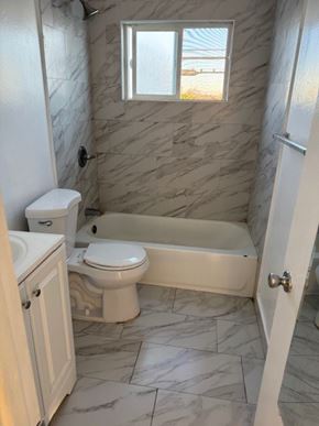 Gardena apartment for rent - A bathroom with a tub, toilet and sink.