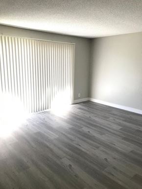 San Pedro apartment for rent - A room with wooden flooring and a window with blinds.