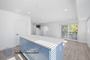 San Pedro townhouse for rent - A spacious office with a desk and a balcony with a view of the outside.