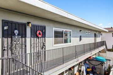 Gardena apartment for rent - A balcony with a skeleton decoration and a wreath on the door.